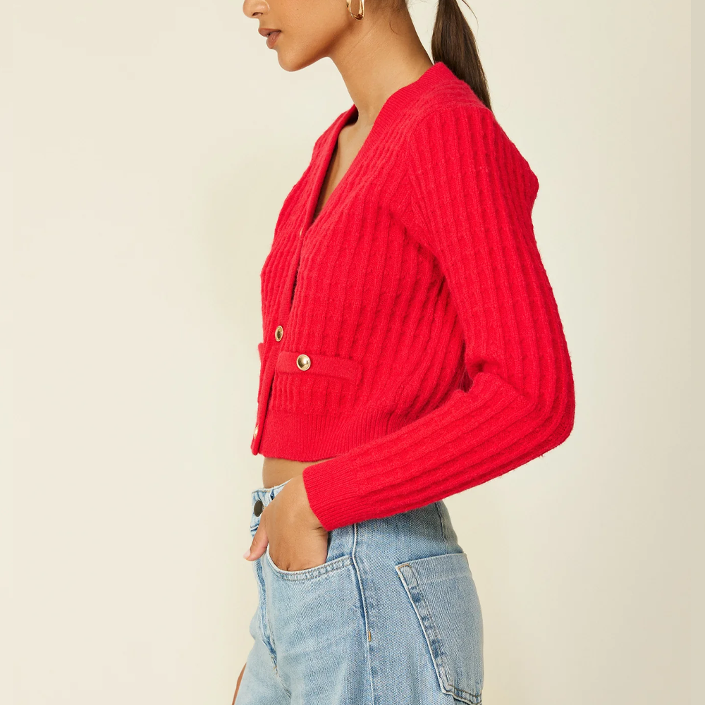 Gilet rouge avec maille côtelée verticale et boutons décoratifs