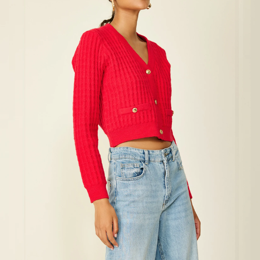 Gilet rouge avec maille côtelée verticale et boutons décoratifs