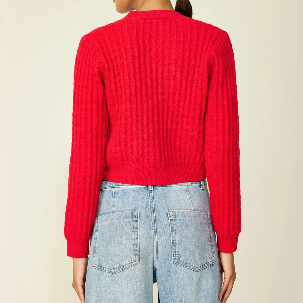 Gilet rouge avec maille côtelée verticale et boutons décoratifs