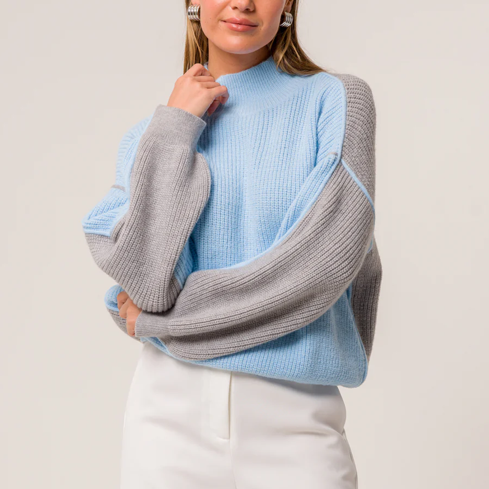 Pull bleu clair avec manches contrastées grises