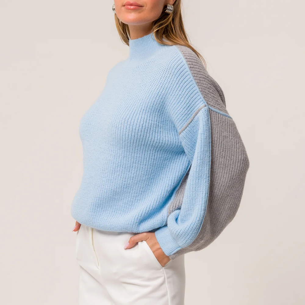 Pull bleu clair avec manches contrastées grises