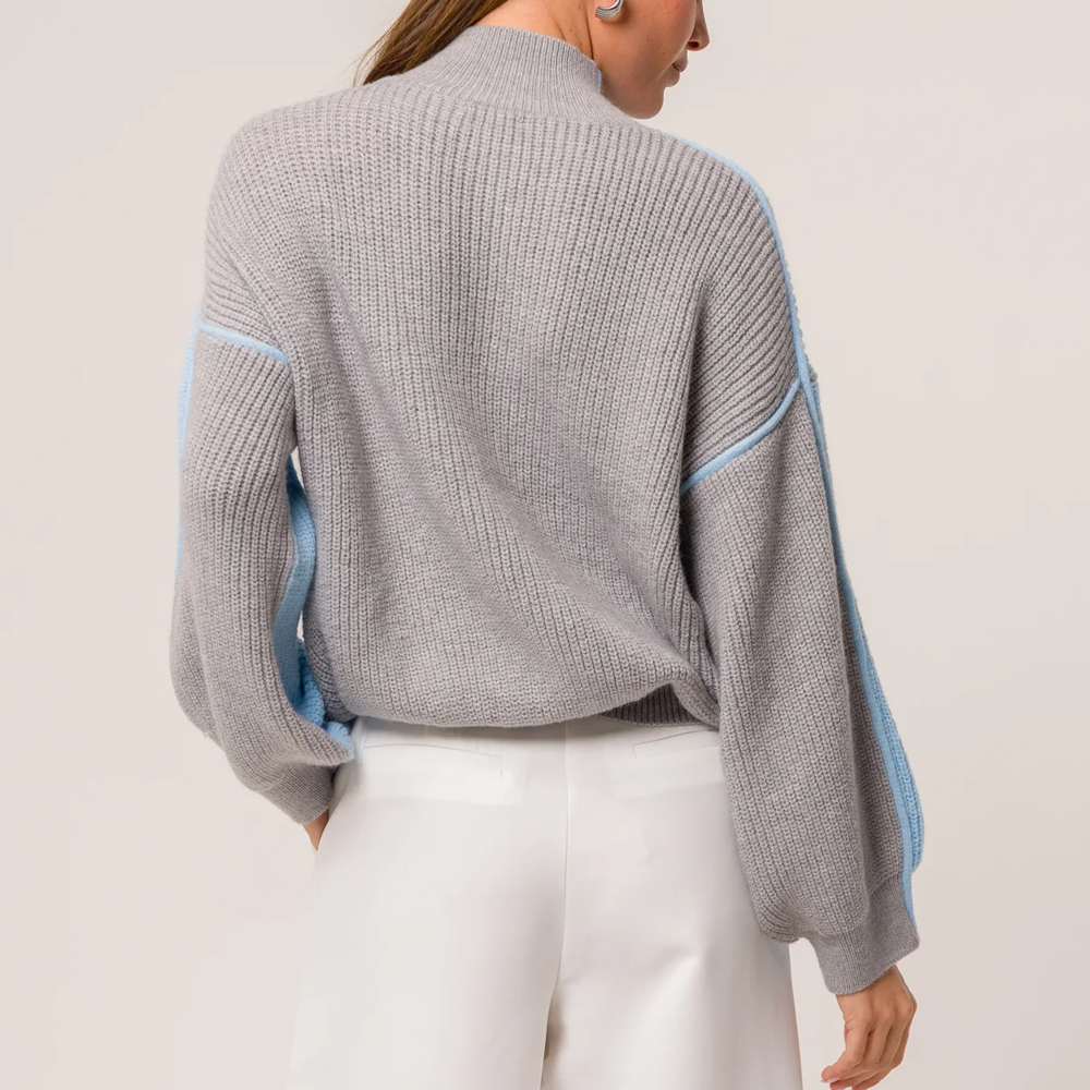 Pull bleu clair avec manches contrastées grises