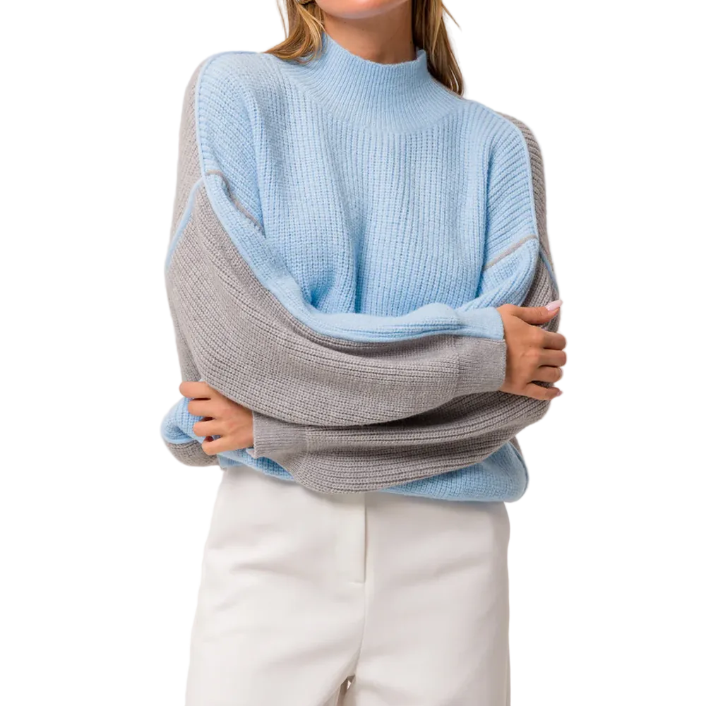 Pull bleu clair avec manches contrastées grises