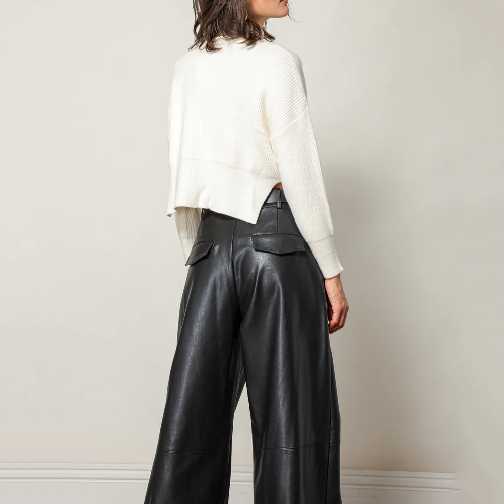 Pull court pour femme en blanc avec col montant et maille côtelée