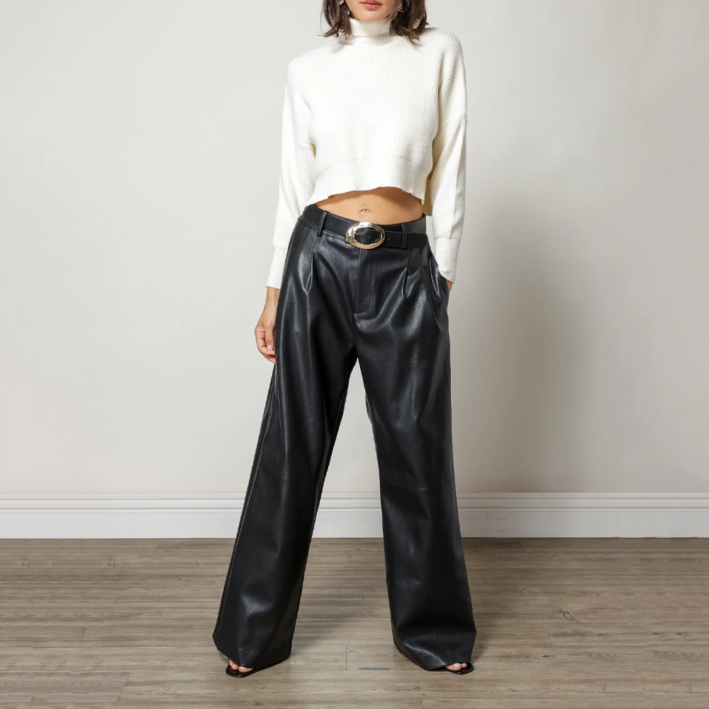 Pull court pour femme en blanc avec col montant et maille côtelée