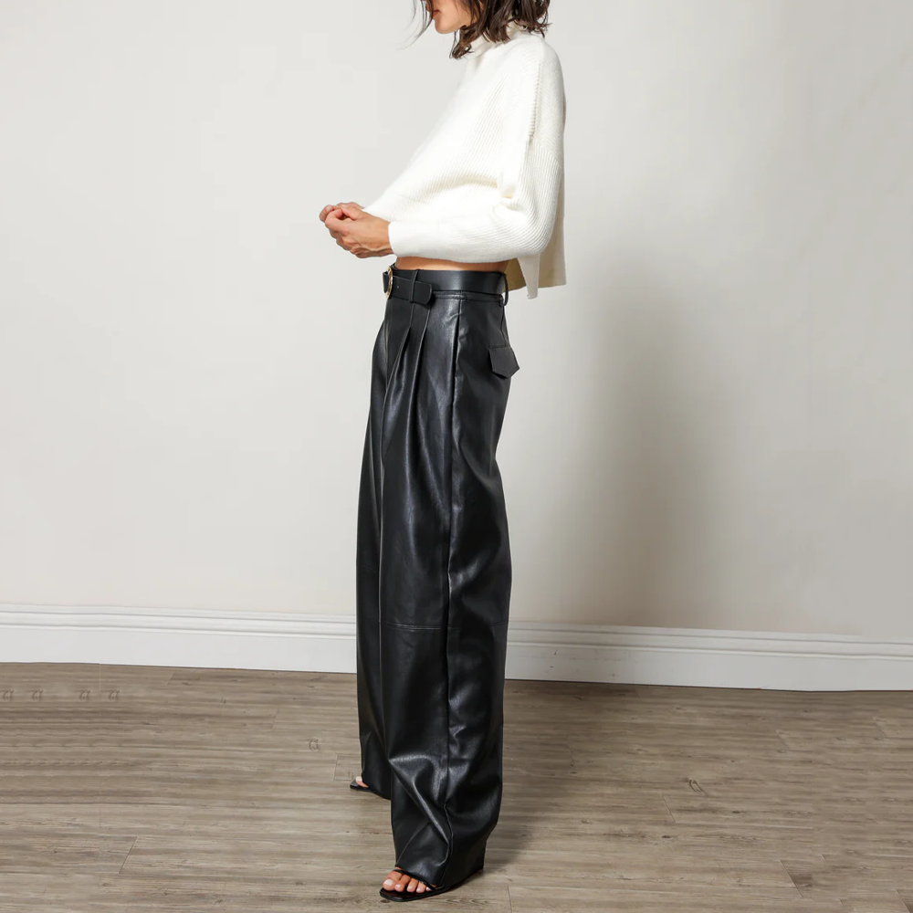 Pull court pour femme en blanc avec col montant et maille côtelée