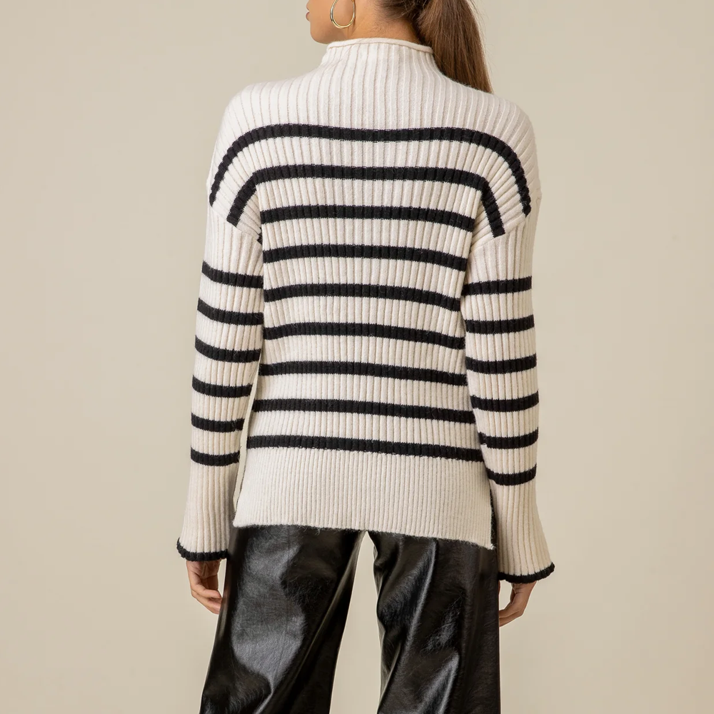 Pull en maille à rayures noires et blanches avec col montant