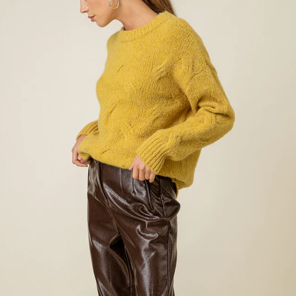 Pull jaune avec motif torsadé et col rond