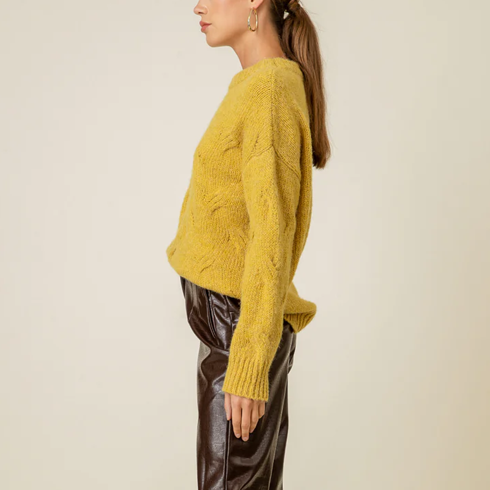 Pull jaune avec motif torsadé et col rond