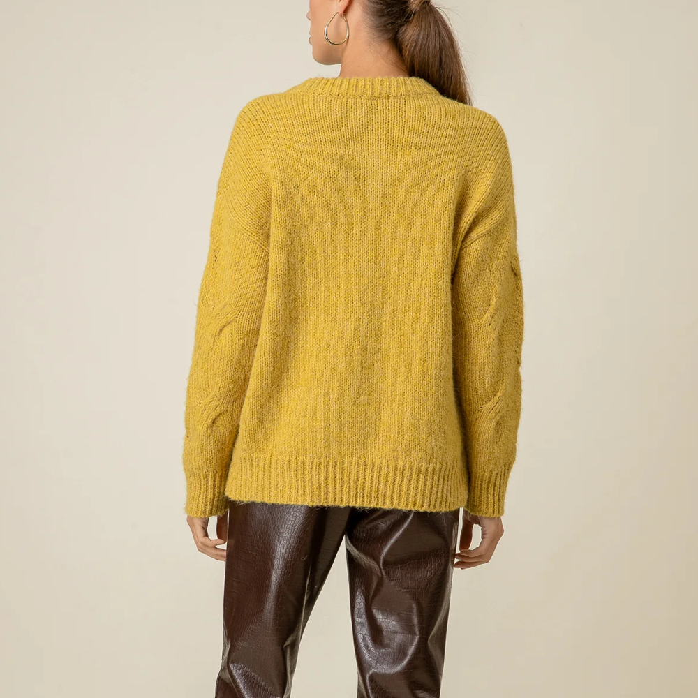 Pull jaune avec motif torsadé et col rond