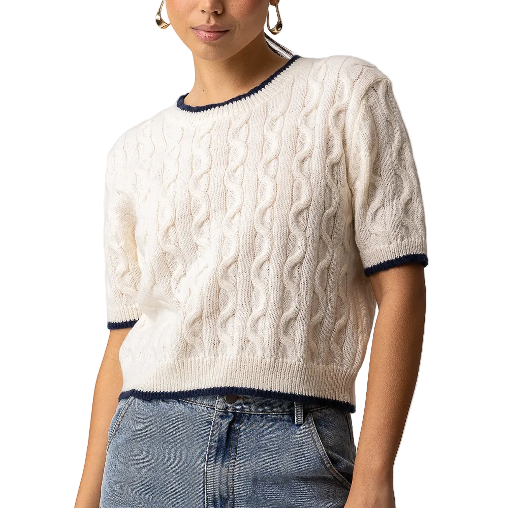 Pull torsadé crème à manches courtes avec bords bleu foncé