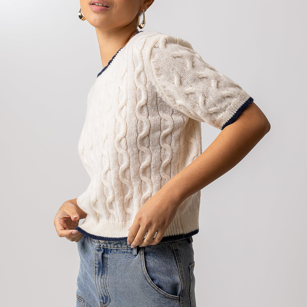 Pull torsadé crème à manches courtes avec bords bleu foncé