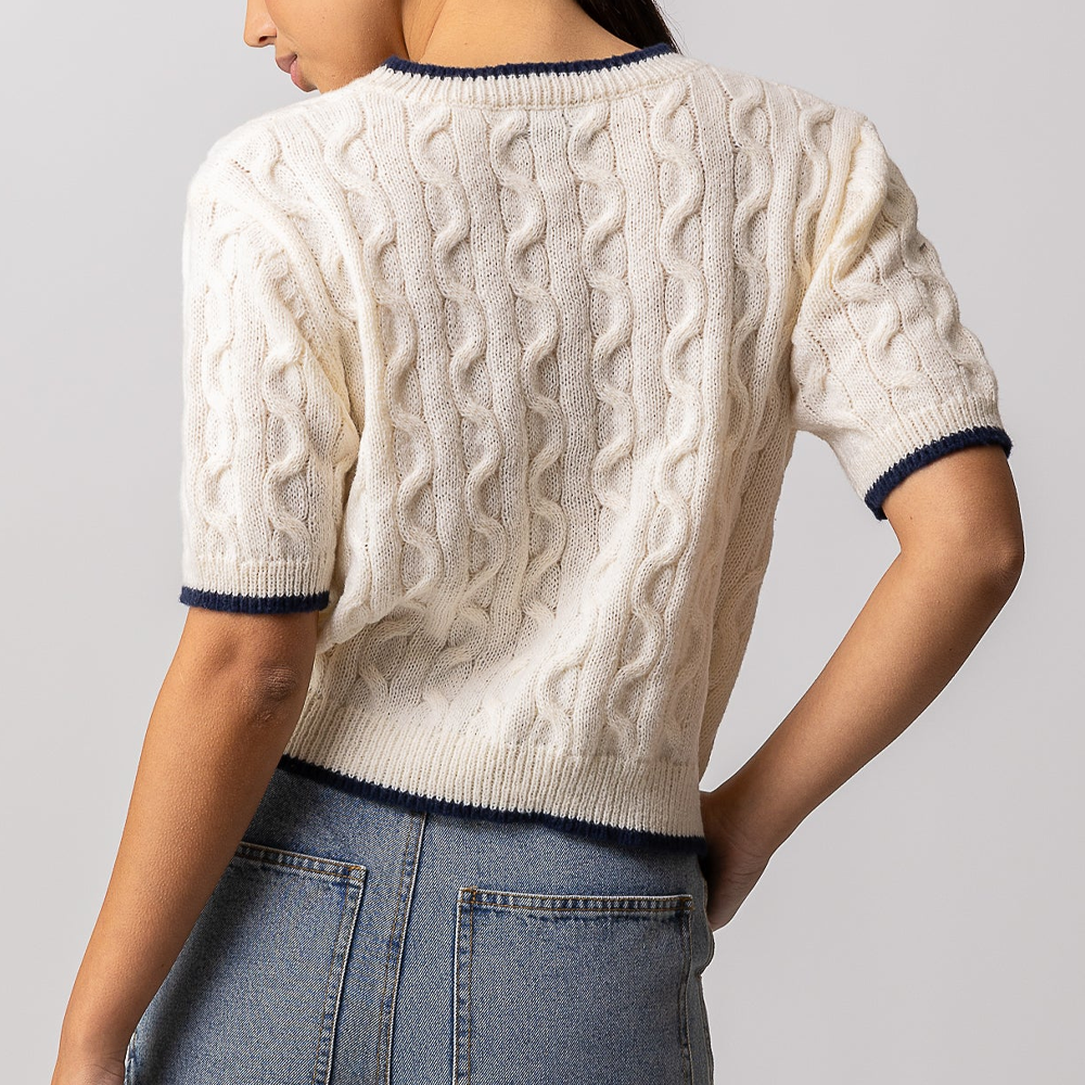 Pull torsadé crème à manches courtes avec bords bleu foncé