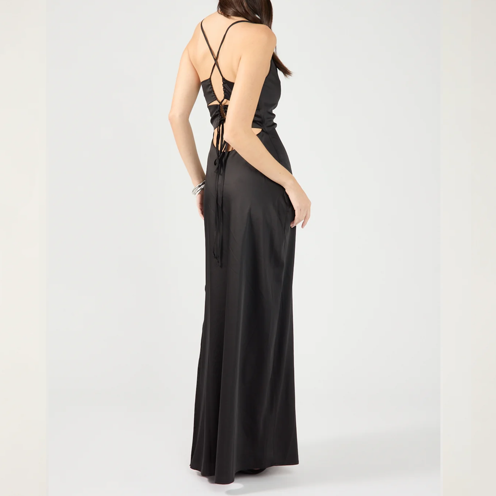 Robe longue noire en satin avec bretelles fines et fente
