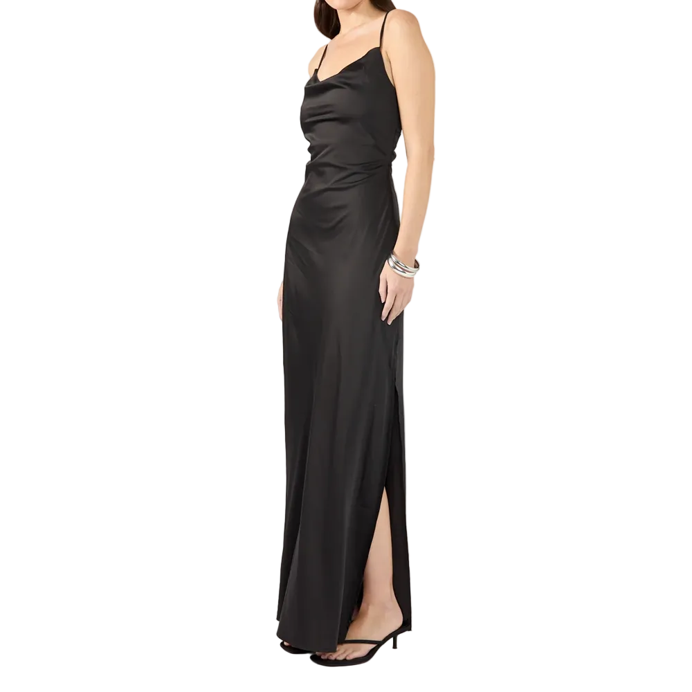 Robe longue noire en satin avec bretelles fines et fente