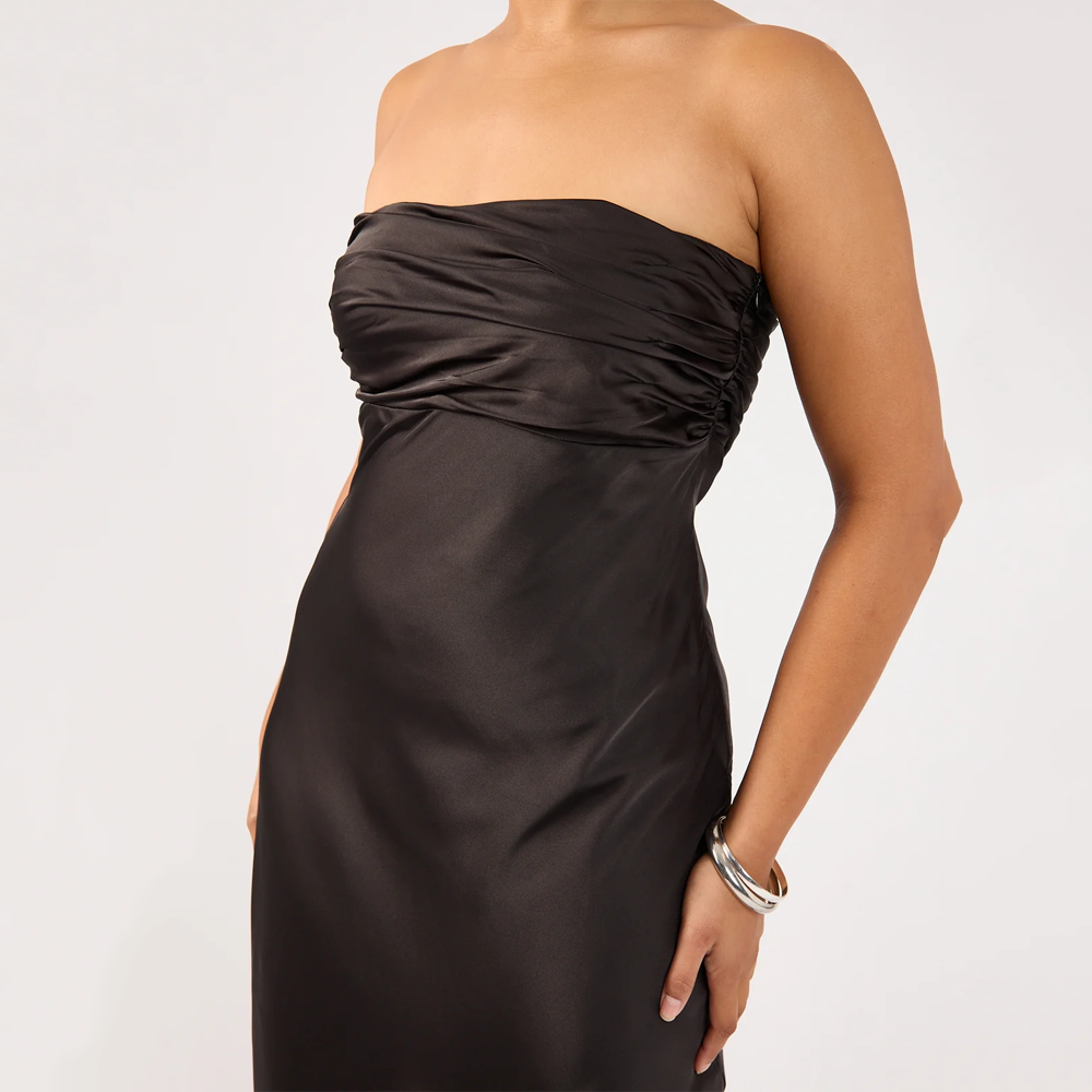 Robe longue noire sans bretelles avec détail drapé