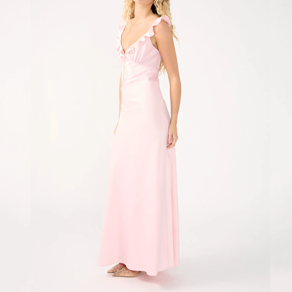 Robe longue rose pâle avec volants et profond décolleté en V